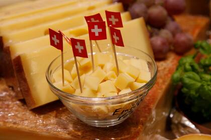 ARCHIVO - Quesos suizos presentados en la feria Eat'n Style en Colonia, Alemania, 14 de noviembre de 2008. El presidente de la cámara de productos lácteos suiza SMP dice que el país en 2023 importará más queso del que exporta por primera vez. (AP Foto/Hermann J. Knippertz, File)