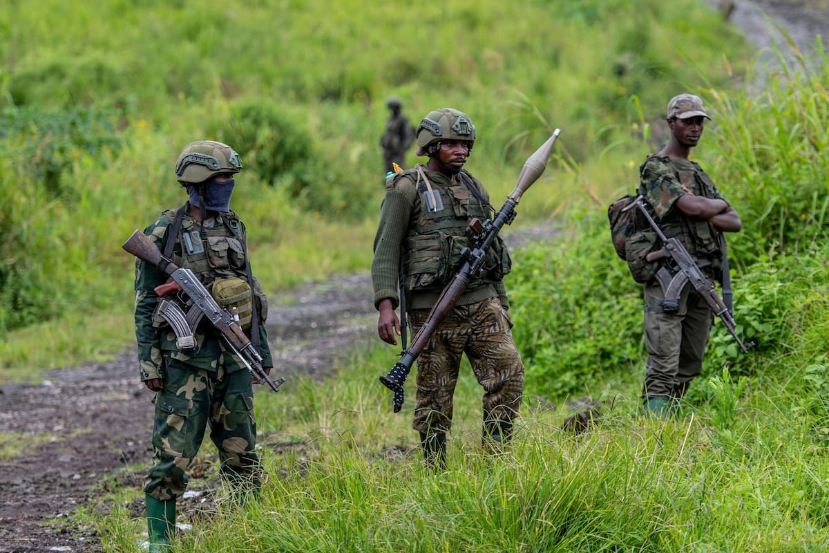 ARCHIVO - Rebeldes del M23 se ven con sus armas en Kibumba, en el este de la República Democrática d
