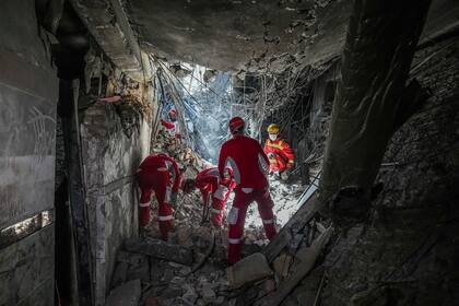 ARCHIVO - Rescatistas buscan entre los escombros de una sección dañada de la prisión de Evin tras un ataque israelí el día anterior, en Teherán, Irán, el martes 24 de junio de 2025. (AP Foto/Mostafa Roudaki/Agencia de Noticias Mizan, archivo)