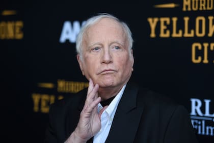 ARCHIVO - Richard Dreyfuss llega al estreno en Los Ángeles de "Murder at Yellowstone City" el jueves 23 de junio de 2022 en el Harmony Gold Theatre de Los Ángeles. Un foro emitió una disculpa, el sábado 25 de mayo de 2024, por los comentarios hechos por Dreyfuss, quien se presentó con un vestido en un evento temático de la película "Tiburón" e hizo comentarios degradantes para las mujeres y la comunidad LGBTQ. (Foto Richard Shotwell/Invision/AP, archivo)