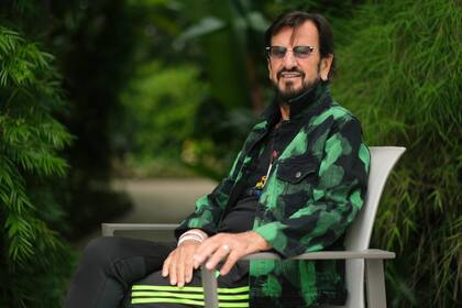 ARCHIVO - Ringo Starr posa para un retrato el 5 de septiembre de 2023, en el Hotel Sunset Marquis en West Hollywood, California, para promover su EP "Rewind Forward". Tras dos intentos previos fallidos y una espera de casi 10 años, Starr se presentó en concierto en la Ciudad de México el 5 de junio de 2024. (Foto AP/Chris Pizzello, archivo)