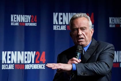 ARCHIVO - Robert F. Kennedy Jr., habla durante un acto de campaña en el Adrienne Arsht Center for the Performing Arts del condado de Miami-Dade; el político y abogado estadounidense padeció la presencia de un parásito que estuvo alojado en su cerebro