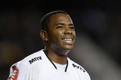ARCHIVO - Robinho del Atlético Mineiro reacciona tras fallar en un remate a gol ante Racing en la Copa Libertadores, el 27 de abril de 2016. (AP Foto/Víctor R. Caivano, archivo)