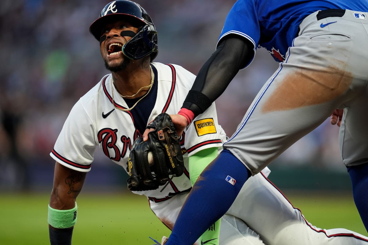 ARCHIVO - Ronald Acuña Jr. (13), de los Bravos de Atlanta, se roba la tercera base ante el tercera b