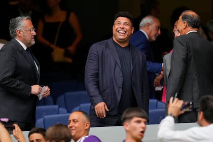 ARCHIVO - Ronaldo Nazario acude al partido de la Liga española entre Real Madrid y Valladolid, el 25 de agosto de 2024, en Madrid. (AP Foto/Manu Fernández)