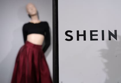 ARCHIVO - Ropa de la compañía china Shein se ve en los grandes almacenes BHV (Bazar de l'Hotel de Ville), el martes 4 de noviembre de 2025 en París. (AP Foto/Aurelien Morissard, Archivo)