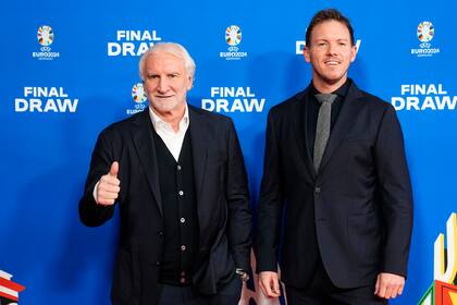 ARCHIVO - Rudi Voeller (izquierda), director deportivo de la selección de Alemania y el técnico Julian Nagelsmann previo al sorteo de la Eurocopa, el 2 de diciembre de 2023. (AP Foto/Martin Meissner)