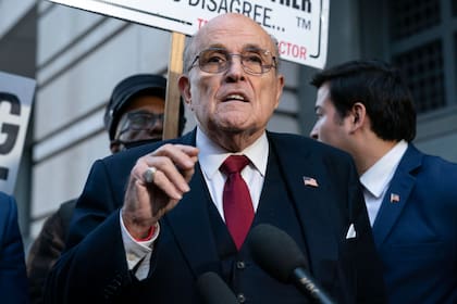 ARCHIVO - Rudy Giuliani, exalcalde de la Ciudad de Nueva York, habla en una conferencia de prensa frente a un tribunal federal, el 15 de diciembre de 2023, en Washington. (AP Foto/José Luis Magaña, archivo)
