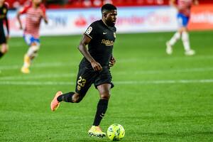 ARCHIVO- Samuel Umtiti, del Barcelona, corre con el balón durante un partido de la Liga de España entre Granada y el FC Barcelona en el estadio Los Carmenes, en Granada, España, el 9 de junio de 2021. Barcelona llegó a un acuerdo con Umtiti para terminar su contrato con dos años de antelación. El defensa francés estaba ligado al equipo catalán hasta el final de la temporada 2025-26. Jugó a préstamo con el equipo italiano Lecce la campaña pasada. (AP Foto/Jose Breton, Archivo)