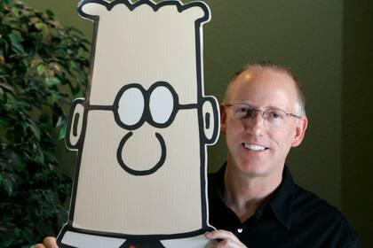 ARCHIVO - Scott Adams, creador de la tira cómica Dilbert, posa para la foto con su personaje Dilbert en su estudio en Dublin, California, el 26 de octubre de 2006. (AP Foto/Marcio Jose Sanchez, Archivo)