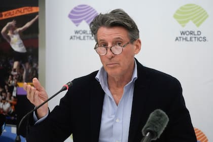 ARCHIVO - Sebastian Coe, el presidente de la federación internacional de atletismo, durante una rueda de prensa, el 30 de noviembre de 2022, en Roma. (AP Foto/Gregorio Borgia)