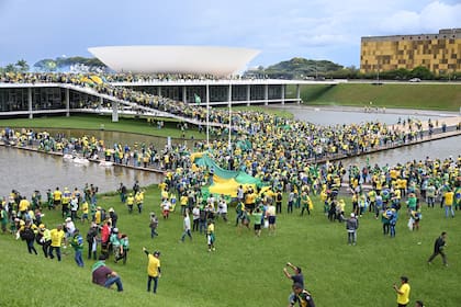 ARCHIVO-. Seguidores del ex presidente Jair Bolsonaro se enfrentaron con la policía en cercanías del edificio del Congreso Nacional en Brasilia.