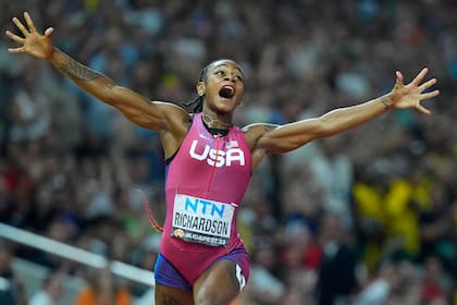 ARCHIVO - Sha'Carri Richardson, de Estados unidos, festeja luego de ganar el oro en los 100 metros durante el Mundial de atletismo en Budapest, el 21 de agosto de 2023 (AP Foto/Petr David Josek, archivo)