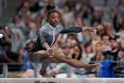 ARCHIVO - Simone Biles compiten en la viga en el campeonato nacional de gimnasia de Estados Unidos, el viernes 31 de mayo de 2024, en Fort Worth, Texas. (AP Foto/Jim Cowsert)