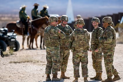 Archivo.- Soldados estadounidenses en Sunland Park, Nuevo México, cerca de la frontera con México, el 3 de febrero de 2025