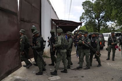 ARCHIVO - Soldados irrumpen en la prisión de Tocorón, Venezuela, el 20 de septiembre de 2023. (AP Foto/Ariana Cubillos, archivo)