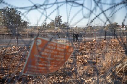ARCHIVO - Soldados israelíes vigilan un tramo de la barrera de separación de Israel en la localidad cisjordana de Nilin, al oeste de Ramala, el domingo 7 de noviembre de 2021. (AP Foto/Nasser Nasser, Archivo)