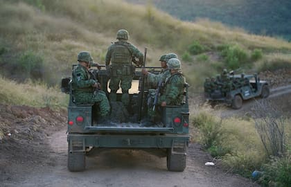 ARCHIVO - Soldados patrullan cerca de la aldea Plaza Vieja en el estado de Michoacán en México en la lucha contra los carteles de droga.