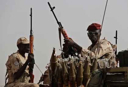 ARCHIVO - Soldados sudaneses de la unidad de Fuerzas de Apoyo Rápido, un grupo paramilitar, dirigida por el general Mohammed Hamdan Dagalo (AP Foto/Hussein Malla, Archivo)