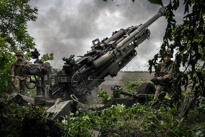 ARCHIVO Soldados ucranianos disparan contra posiciones rusas desde un obús M777 proporcionado por Estados Unidos (Ivor Prickett/The New York Times)