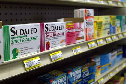 ARCHIVO - Sudafed y otros descongestionantes nasales comunes en el estante de una farmacia de Edmond, Oklahoma, el 11 de enero de 2005. (AP Foto, Archivo)