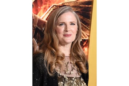 ARCHIVO - Suzanne Collins llega a la premiere en Los Angeles de "The Hunger Games: Mockingjay - Part 1" en el Teatro Nokia L.A. Live el 17 de noviembre de 2014. Collins publicará una nueva novela de "The Hunger Games". Scholastic anunció el jueves que "Sunrise on the Reaping" será publicada el 18 de marzo de 2025. (Foto Jordan Strauss/Invision/AP, archivo)