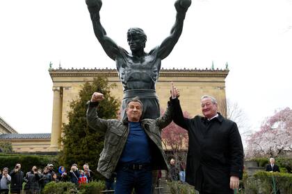 ARCHIVO - Sylvester Stallone, a la izquierda, posa con el alcalde de Filadelfia, Jim Kenney, frente a la estatua de Rocky en el Museo de Arte de Filadelfia para una sesión fotográfica de "Creed II", el viernes 6 de abril de 2018, en Filadelfia. (AP Foto/Michael Pérez)