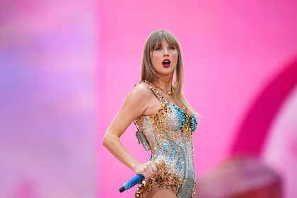 ARCHIVO - Taylor Swift actúa en el estadio de Wembley como parte de su Eras Tour el 21 de junio de 2024 en Londres. (Foto Scott A Garfitt/Invision/AP, archivo)