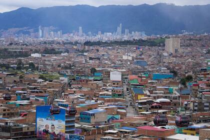 ARCHIVO - Teleféricos utilizados como transporte público al barrio de Ciudad Bolívar pasan por encima de las casas en Bogotá, Colombia, el 6 de junio de 2023. Las elecciones locales a nivel nacional se llevarán a cabo el 29 de octubre de 2023. (AP Foto/Fernando Vergara, Archivo)