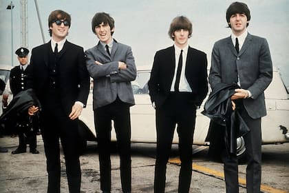 ARCHIVO - The Beatles, de izquierda a derecha, John Lennon, George Harrison, Ringo Starr y Paul McCartney llegan a Liverpool, Inglaterra el 10 de julio de 1964 para el estreno de su pelícua "A Hard Day's Night". (Foto AP, archivo)