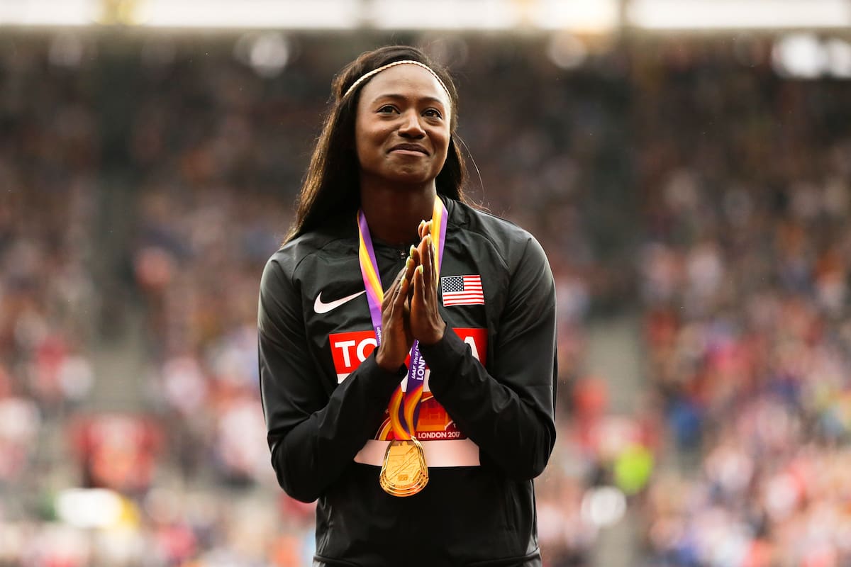ARCHIVO - Tori Bowie recibe la medalla de oro tras ganar los 100 metros femeninos del Mundial de atletismo, el 7 de agosto de 2017, en Londres. Bowie ha fallecido, según informó su agencia de representación y la federación estadounidense de atletismo. Tenía 32 años. (AP Foto/Alastair Grant)