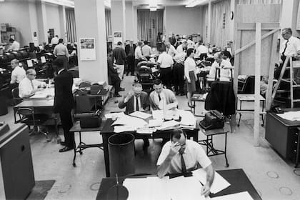 ARCHIVO - Trabajadores en una noche electoral en la oficina de The Associated Press en Washington, el 3 de noviembre de 1964. (AP Foto, Archivo)