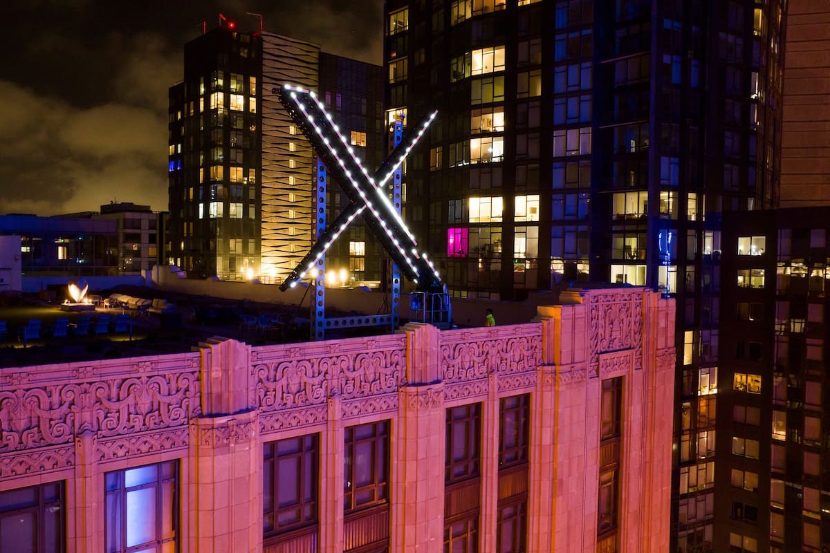 ARCHIVO - Trabajadores instalan luces en un cartel de X sobre la sede de la compañía, antes conocida como Twitter, en el centro de San Francisco, el 28 de julio de 2023. (AP Foto/Noah Berger, Archivo)