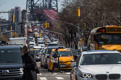 ARCHIVO - Transeúntes cruzan una avenida en Manhattan, el 28 de marzo de 2019, en Nueva York. (AP Foto/Mary Altaffer, Archivo)