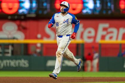 ARCHIVO- Travis d'Arnaud de los Bravos de Atlanta pasa segunda base tras un walkoff jonrón para ganar el juego ante los Reales de Kansas City, el 28 de septiembre de 2024, en Atlanta. (AP Photo/Jason Allen, File)