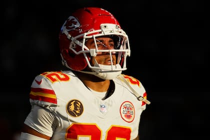 ARCHIVO - Trent McDuffie (22), back defensivo de los Chiefs de Kansas City, se prepara para el parti