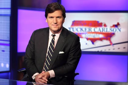 ARCHIVO - Tucker Carlson, conductor de "Tucker Carlson Tonight," posa para los fotógrafos en un estudio de Fox News Channel el 2 de marzo de 2017, en Nueva York. (AP Foto/Richard Drew, Archivo)