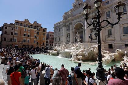 ARCHIVO - Turistas admiran la Fontana de Trevi el 7 de junio de 2017, en Roma. (AP Foto/Gregorio Borgia, archivo)
