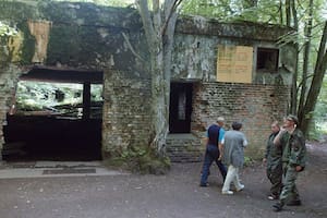 ARCHIVO - Turistas visitan las ruinas de la sede de Adolf Hitler en Gierloz, polonia, el 17 de julio de 2004. (AP Foto/Czarek Sokolowski, archivo)
