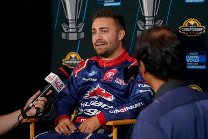ARCHIVO - Ty Majeski, piloto de la Serie de CAmiones de la NASCAR, habla con la prensa el 3 de noviembre de 2022, en Phoenix (AP Foto/Matt York, archivo)