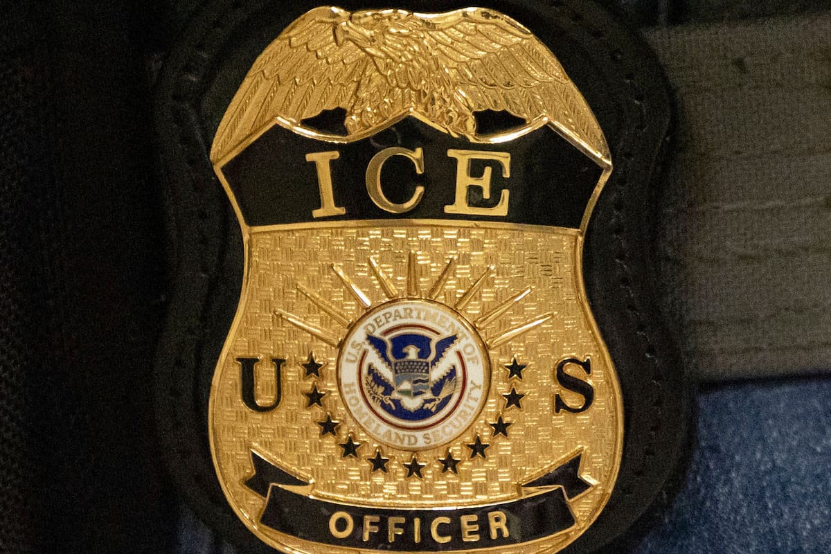 ARCHIVO – Un agente federal porta una placa del Servicio de Inmigración y Control de Aduanas (ICE, p