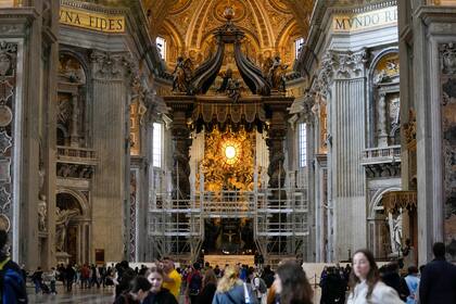 ARCHIVO - Un andamio rodea un baldaquino de bronce del siglo XVII realizado por Giovan Lorenzo Bernini que cubre el Altar de la Confesión papal, en la Basílica de San Pedro, en el Vaticano, el miércoles 21 de febrero de 2024. (AP Foto/Andrew Medichini, archivo)
