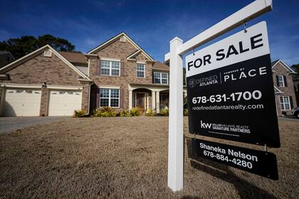 ARCHIVO - Un anuncio de una casa en venta, en el exterior de una vivienda, el 1 de febrero de 2024, en Aceworth, Georgia, cerca de Atlanta. (AP Foto/Mike Stewart)