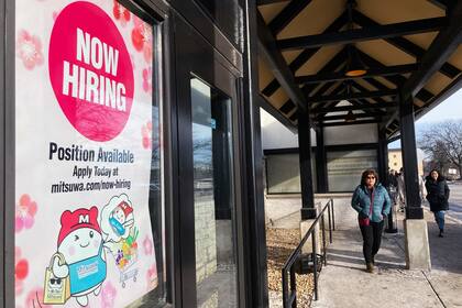 ARCHIVO - Un anuncio de vacantes es exhibido en una tienda en Arlington Heights, Illinois, el martes 27 de diciembre de 2022. (AP Foto/Nam Y. Huh, archivo)
