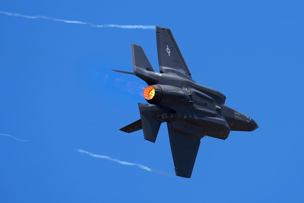 ARCHIVO - Un avión de combate F-35 de la Fuerza Aérea de EEUU realiza maniobras acrobáticas durante