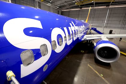 ARCHIVO - Un avión de pasajeros de Southwest Airlines se encuentra estacionado en un hangar del Love Field, el 26 de septiembre de 2024, en Dallas. (AP Foto/Tony Gutierrez, archivo)