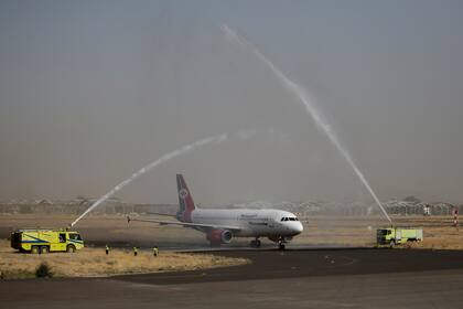 ARCHIVO - Un avión de Yemen Airways, el primer vuelo comercial en seis años en la capital yemení en poder de los rebeldes, recibe un saludo con agua en el aeropuerto internacional de Sana, Yemen, 16 de mayo de 2022. El enviado especial de la ONU pata Yemen, Hans Grundberg, dijo el jueves 2 de junio de 2022 que las partes beligerantes han acordado renovar la tregua por dos meses. (AP Foto/Hani Mohammed, File)