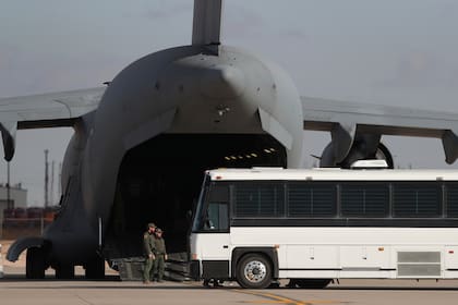 ARCHIVO - Un avión militar a la espera de que migrantes aborden en Fort Bliss, en El Paso, Texas, el jueves 30 de enero de 2025, antes de deportarlos a Guatemala. (AP Photo/Christian Chavez, Archivo)