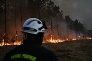 Bomberos combaten los últimos focos de un monstruoso incendio en el suroeste de Francia