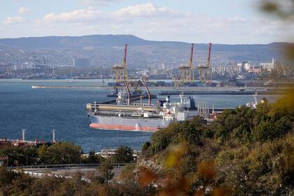 ARCHIVO - Un buque cisterna está amarrado en el complejo Sheskharis, parte de Chernomortransneft JSC, una subsidiaria de Transneft PJSC, en Novorossiysk, Rusia, 11 de octubre de 2022. (AP Foto, File)